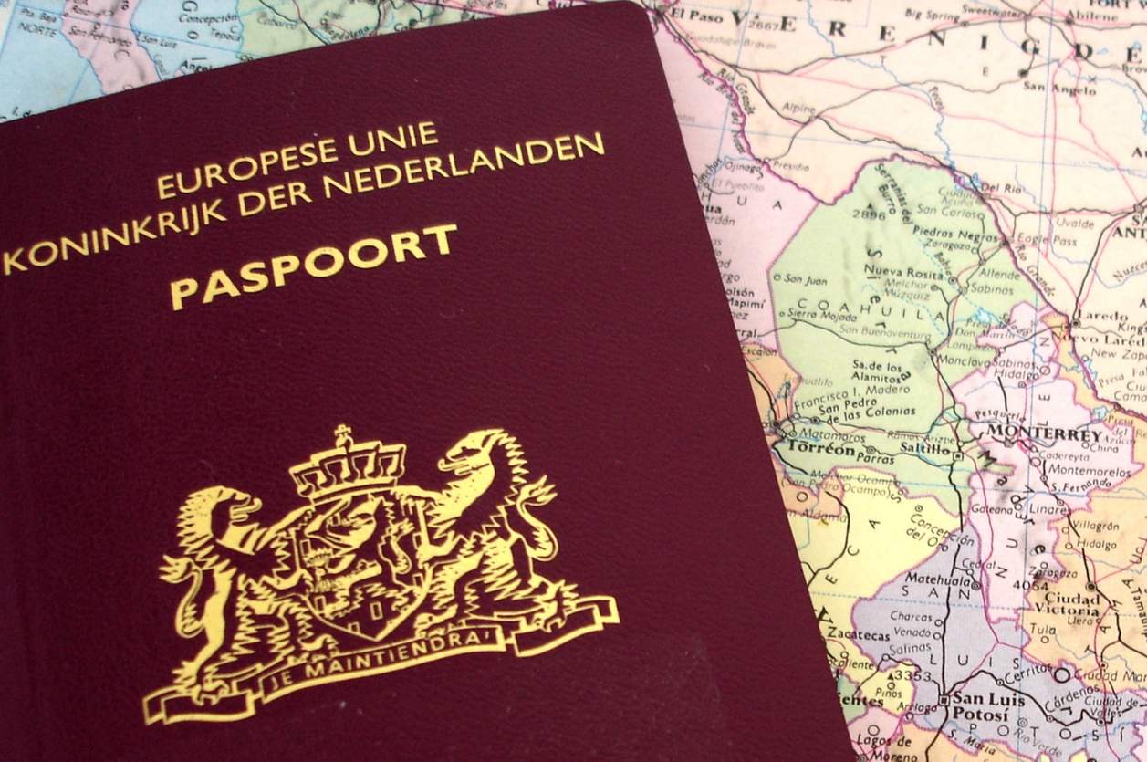 Nederlands paspoort/ indentificatie är i Nederländerna obligatoriskt när du befinner dig i det offentliga rummet.