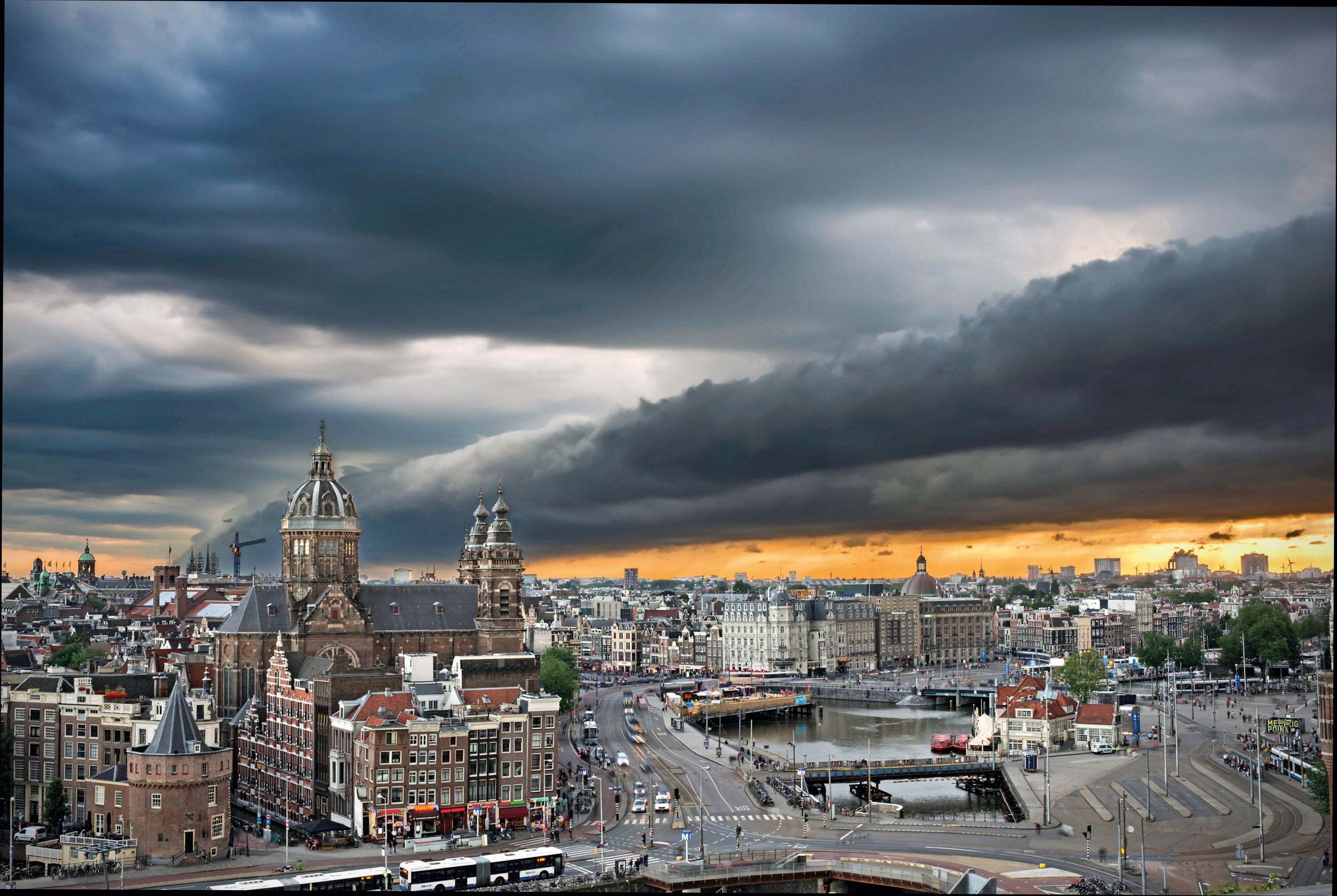 Donkere wolken boven Amsterdam. Boven de St Nicolaas Basiliek