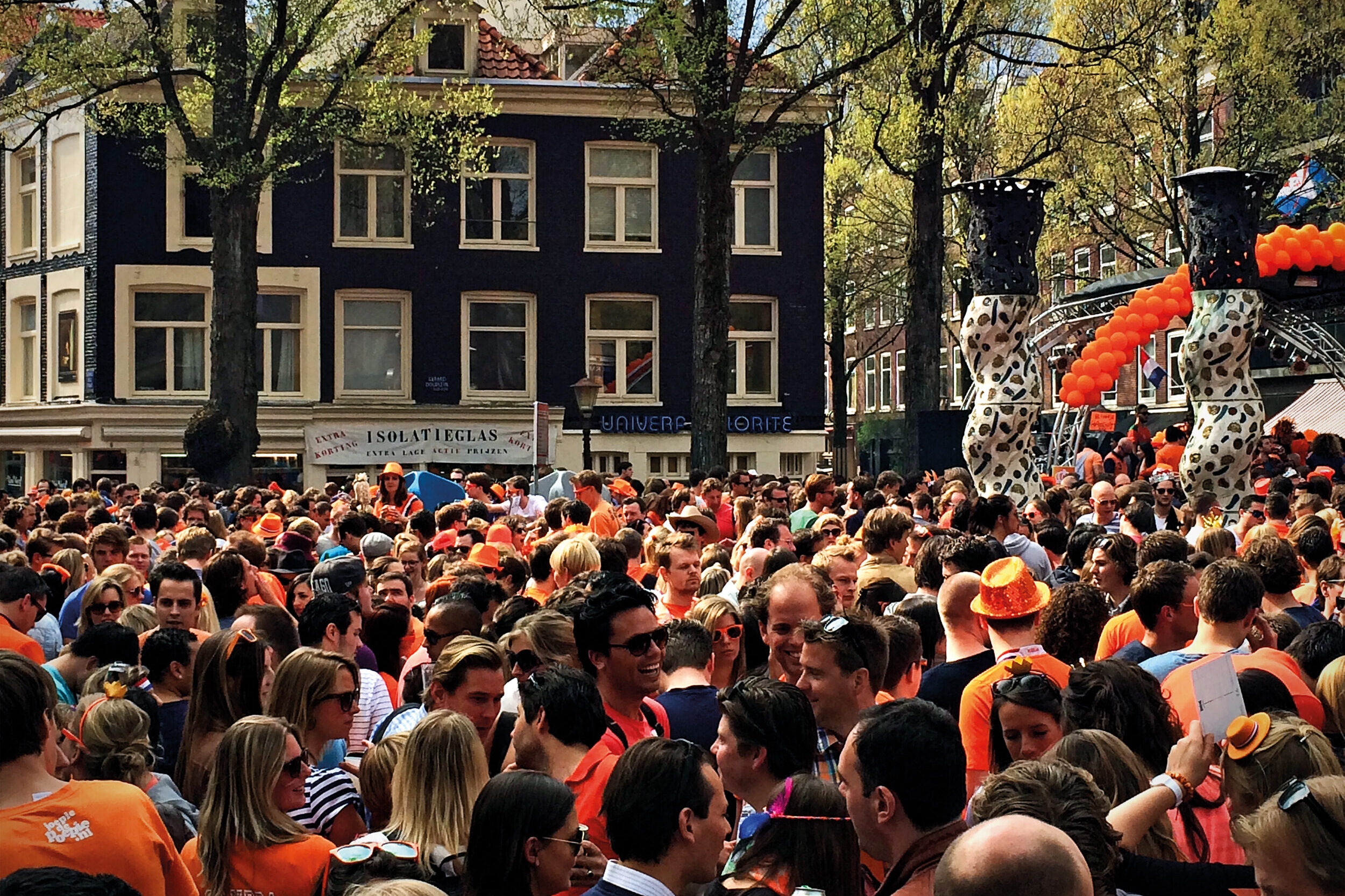 Koningsdag på Gerard Domplein i Amsterdam.