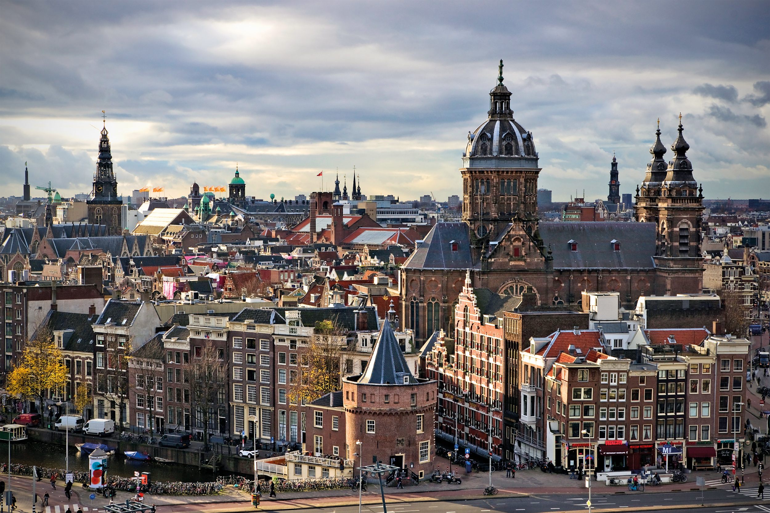 IMG_2998 Schreierstoten e Basiliek St . Nicolaas in Amsterdam tegenover Amsterdam Centraal Ststion.