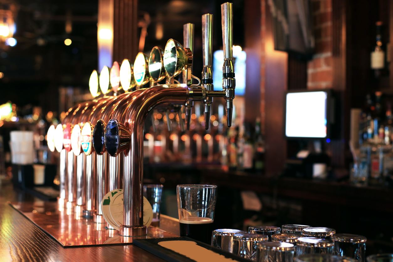 Kran i typisch bruin café i Amsterdam