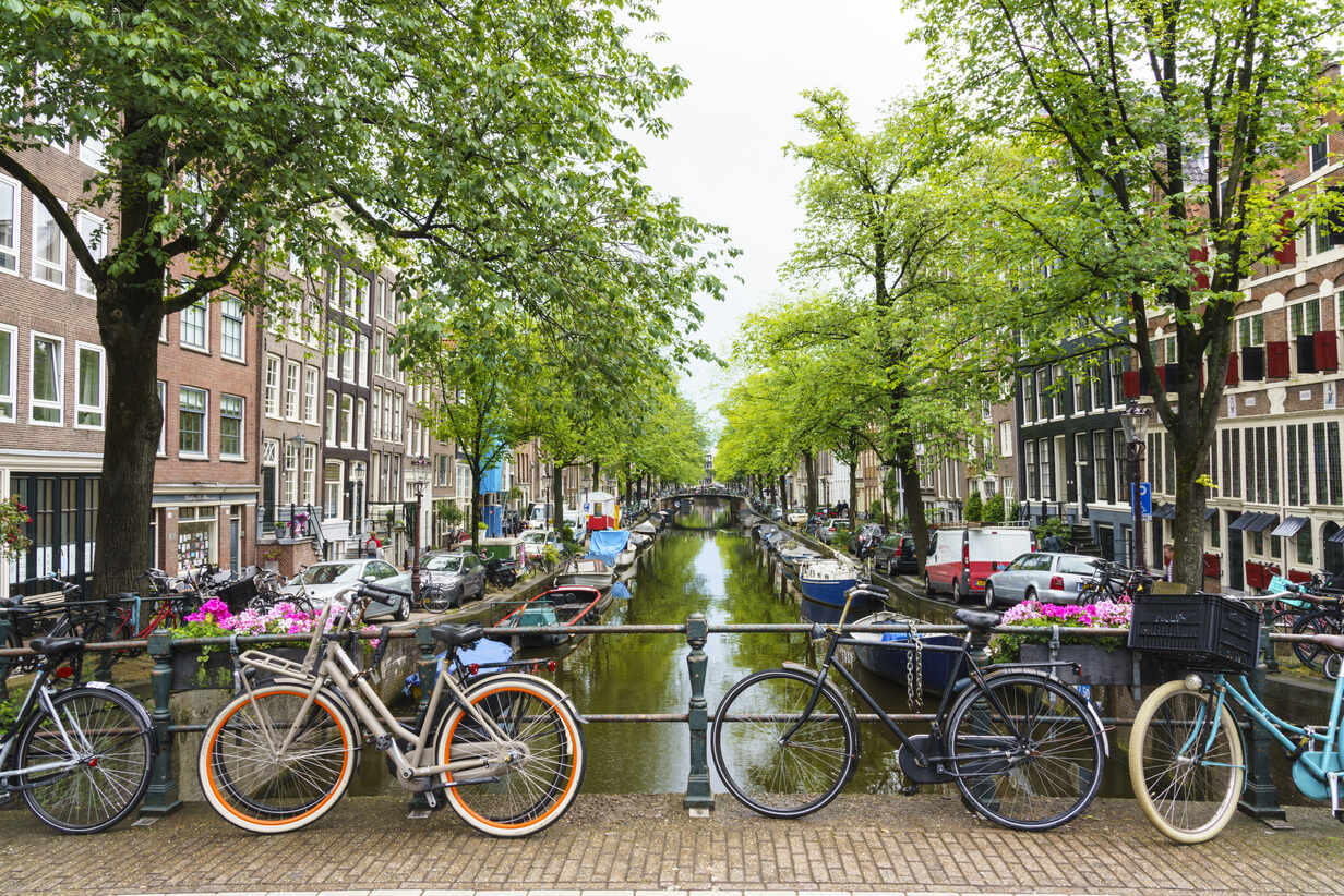 Bicicletas en un puente, Canal Bloemgracht, Ámsterdam, Holanda Septentrional, Países Bajos, Europa Bloemgracht Ámsterdam