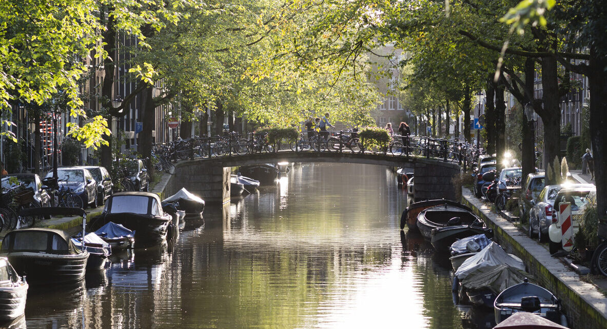 Amsterdams kanal lugn kvällsscen Jordaan Amsterdam